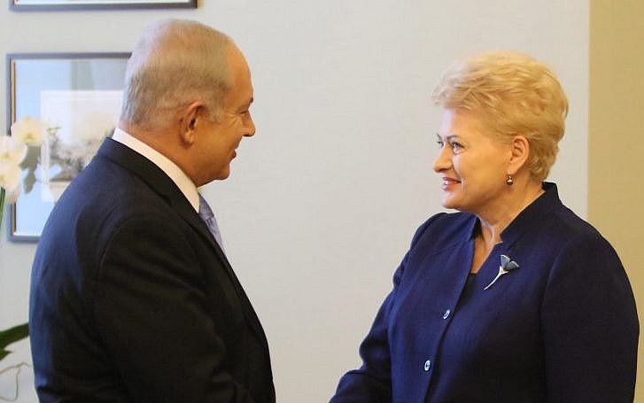 La presidenta de Lituania, Dalia Grybauskaite (R) estrecha la mano del primer ministro Benjamin Netanyahu (L) mientras se reúnen en Vilnus el 24 de agosto de 2018. (AFP PHOTO / Petras Malukas)
