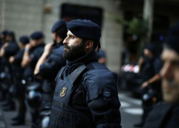 Al grito de “alahu akbar” un musulmán atacó a la policía de Barcelona