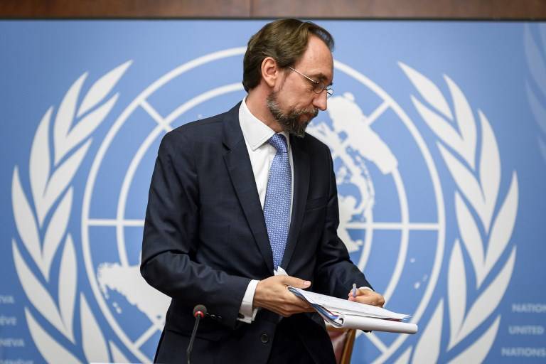 Esta foto tomada el 30 de agosto de 2017 en Ginebra muestra que el Alto Comisionado de las Naciones Unidas para los Derechos Humanos, Zeid Ra'ad Al Hussein, se va después de una conferencia de prensa en las oficinas de la ONU en Ginebra. (AFP / Fabrice COFFRINI)