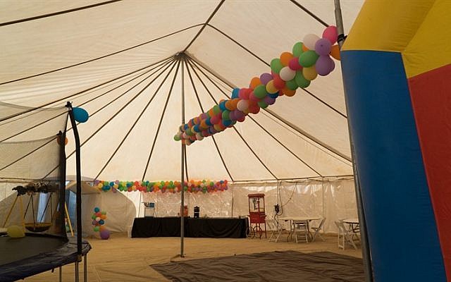 Una carpa que alberga un parque infantil en la clínica de campo Mazor Ladach en los Altos del Golán, donde soldados de las FDI y voluntarios extranjeros brindaron atención médica a unos 6.800 sirios entre agosto de 2017 y agosto de 2018. (Unidad de Portavoz de la FDI)