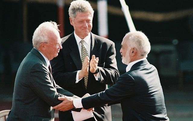 El primer ministro israelí, Yitzhak Rabin (izquierda) estrecha la mano del rey Hussein de Jordania en la firma del tratado de paz bilateral, octubre de 1994 (crédito de la foto: Nati Shohat / Flash 90)