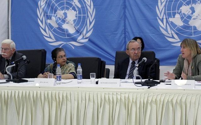 El juez Richard Goldstone (segundo desde la derecha) y Christine Chinkin (derecha) en audiencias públicas en 2009 sobre presuntas violaciones israelíes cometidas durante la Operación Plomo Fundido. (UN / Flash 90)