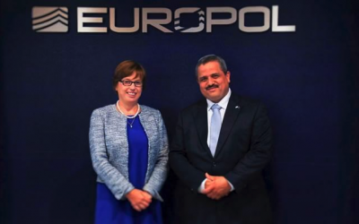 El comisario de policía de Israel, Roni Alsheich, con la directora ejecutiva de Europol, Catherine De Bolle, en La Haya, el 17 de julio de 2018. (cortesía de Europol)