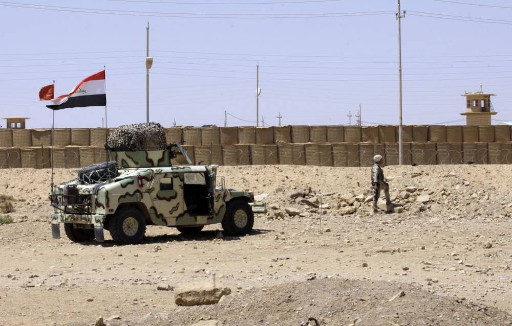 Un soldado iraquí monta guardia en Qaim, cerca de la frontera siria, en el valle del río Eufrates a 200 millas (320 kilómetros) al oeste de Bagdad, Irak. (Crédito de la foto: AP Photo / Khalid Mohammed)