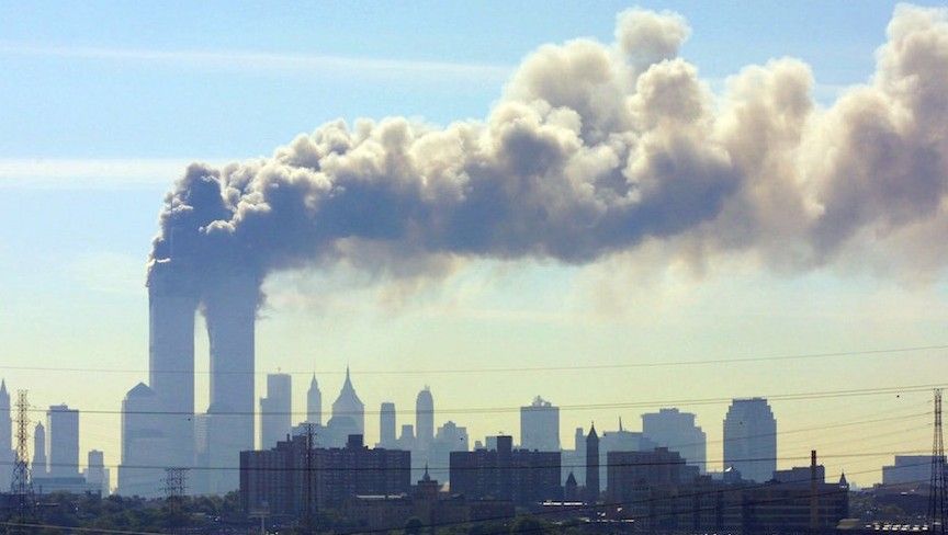 Visto desde New Jersey Turnpike, humo de las Torres Gemelas del World Trade Center en la ciudad de Nueva York después de que los aviones se estrellaran en ambas torres, el 11 de septiembre de 2001. (JTA / AP / Gene Boyars)