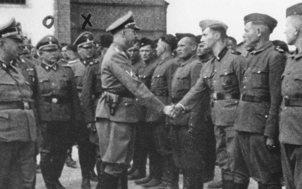 Esta foto de 1942 proporcionada por la fiscalía de Hamburgo a través del Museo Conmemorativo del Holocausto de Estados Unidos muestra a Heinrich Himmler, centro izquierda, estrechando la mano de los nuevos reclutas de la guardia en el campo de concentración de Trawniki en la Polonia ocupada por los nazis. (Fiscalía en Hamburgo a través del Museo Memorial del Holocausto de los Estados Unidos vía AP)