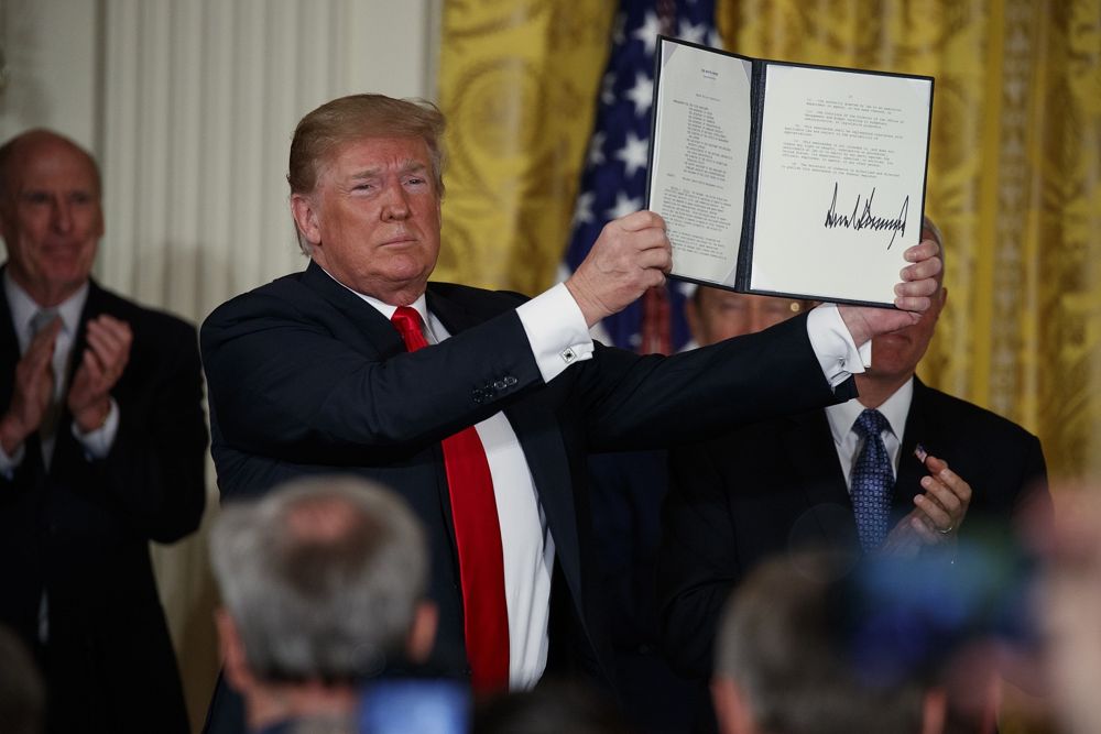 El presidente de EE. UU., Donald Trump, muestra una 'Directiva de Política Espacial' después de firmarla durante una reunión del Consejo Nacional del Espacio en la Casa Blanca el 18 de junio de 2018. (AP Photo / Evan Vucci)