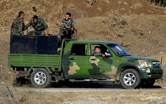 Soldados sirios llegan al cruce fronterizo de Quneitra, en Siria, entre Siria y los Altos del Golán, el 26 de julio de 2018. (AP / Ariel Schalit)