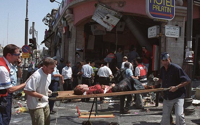 Las consecuencias de un atentado suicida en un restaurante Sbarro en Jerusalén el 9 de agosto de 2001, que mató a 15 personas e hirió a más de 100. (Flash90)