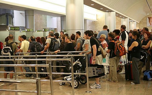 Personas haciendo cola para pasar por el control de pasaportes en el Aeropuerto Internacional Ben Gurion en Israel. (Yossi Zamir / Flash90)