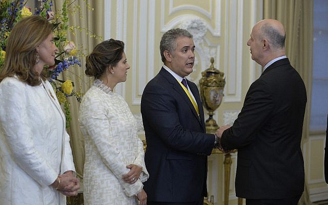 El Ministro de Cooperación Regional Tzachi Hanegbi se reúne con el Presidente entrante de Colombia, Iván Duque, en Bogotá, el 7 de julio de 2018 (cortesía)