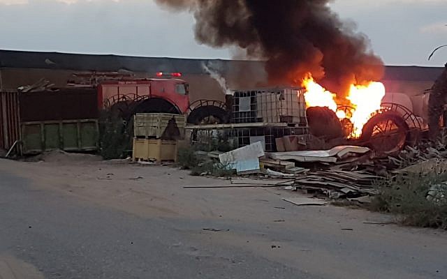 El sitio donde un proyectil de la Franja de Gaza golpeó una casa en la región de Eshkol, en el sur de Israel, hiriendo a dos personas, el 9 de agosto de 2018. (Seguridad Eshkol)