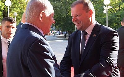 El primer ministro Benjamin Netanyahu se reúne con su homólogo lituano Saulius Skvernelis en Vilnius, Lituania, el 23 de agosto de 2018. (Amos Ben Gershom / GPO)