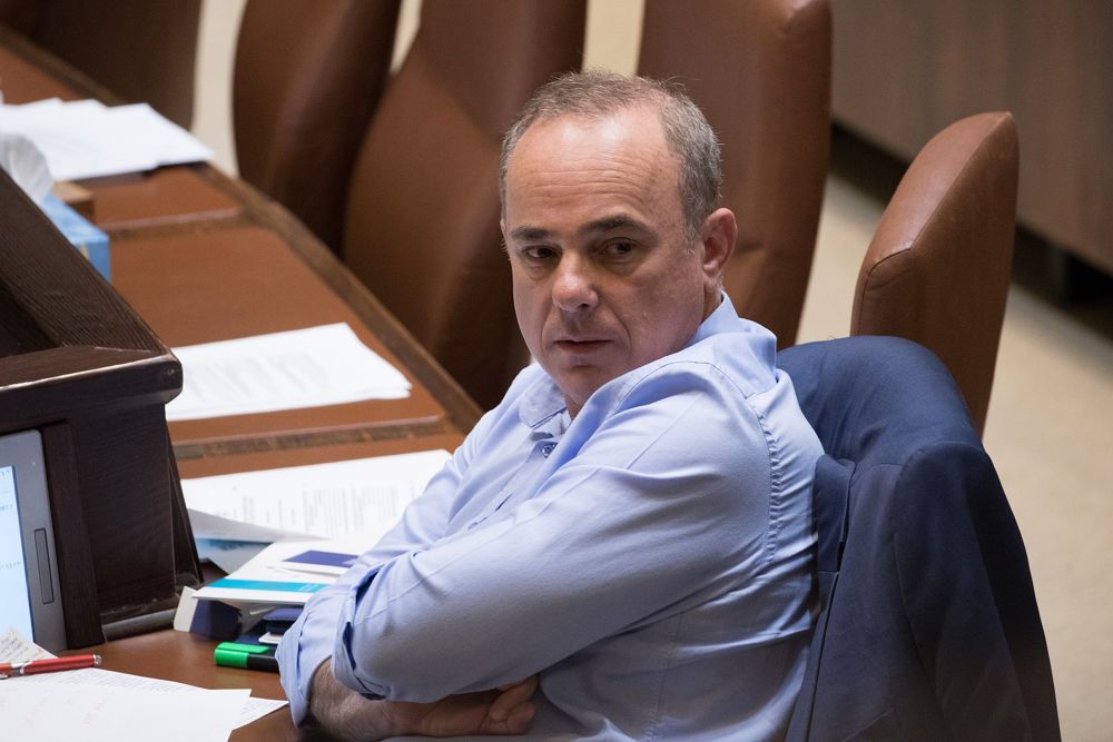 El ministro de Energía, Yuval Steinitz, asiste a una sesión plenaria en la Knéset en Jerusalén, el 23 de mayo de 2018. (Yonatan Sindel / Flash 90)