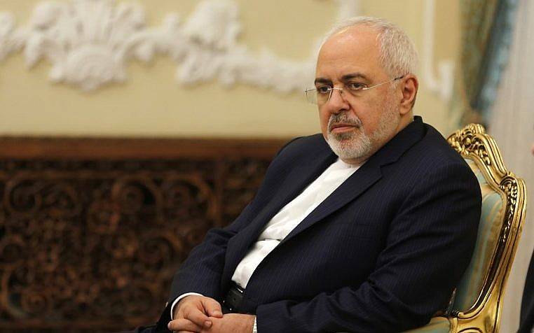 El ministro de Relaciones Exteriores de Irán, Mohammad Javad Zarif, escucha durante una reunión entre el presidente iraní y el ministro de relaciones exteriores de Corea del Norte en la capital, Teherán, el 8 de agosto de 2018. (AFP PHOTO / ATTA KENARE)