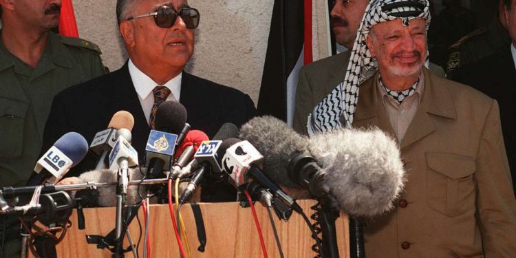 El primer ministro jordano Abdelsalam al-Majali, izquierda, habla con reporteros con el presidente de la Autoridad Palestina, Yasser Arafat, de pie junto a él durante una conferencia de prensa en Ramallah, el 20 de julio de 1997. (AP Photo / Naser Naser)