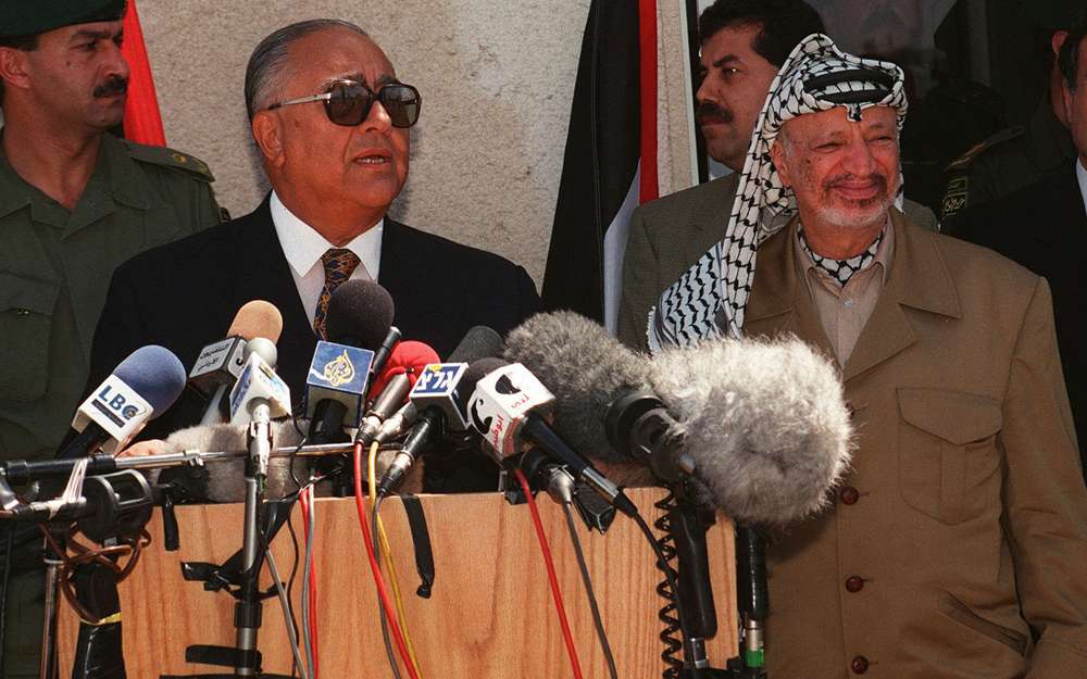 El primer ministro jordano Abdelsalam al-Majali, izquierda, habla con reporteros con el presidente de la Autoridad Palestina, Yasser Arafat, de pie junto a él durante una conferencia de prensa en Ramallah, el 20 de julio de 1997. (AP Photo / Naser Naser)