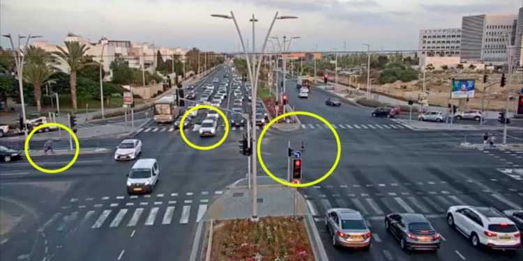 Vídeo: niño cae de automóvil en movimiento en Israel y es rescatado sorprendentemente