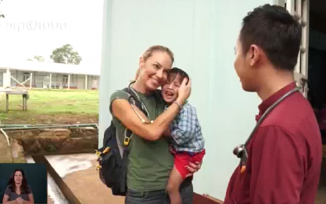 El Dr. Ronit Almog abraza a un niño que ella trató en un hospital en Pindaya, en el estado de Shan, en el oeste de Myanmar, en agosto de 2018. (Captura de pantalla del canal 10)