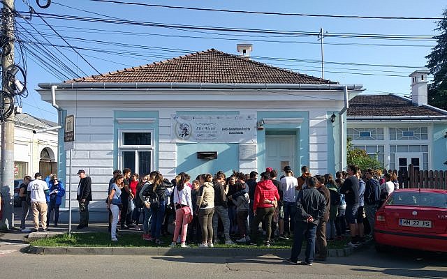 Un grupo de estudiantes rumanos de la escuela secundaria que esperan afuera de la casa de la infancia de Elie Wiesel para hacer un recorrido por el museo del Holocausto, el lunes, 11 de septiembre de 2017. (Yaakov Schwartz / Times of Israel)