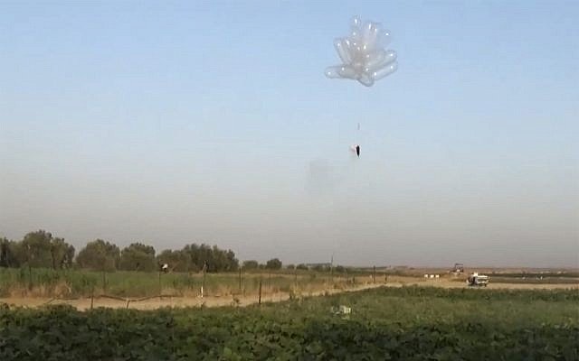 Lanzamiento de globos incendiarios en Israel desde la Franja de Gaza en mayo de 2018. (Captura de pantalla: noticias Quds)