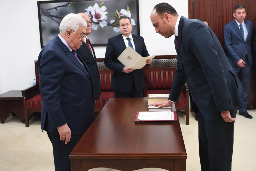 Husam Zomlot prestó juramento frente al presidente de la AP, Mahmoud Abbas, como jefe de la delegación general de la OLP en los Estados Unidos el 7 de marzo (Usama Falah-WAFA)
