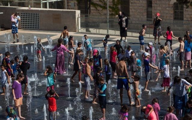 Los niños juegan en las fuentes del Parque Teddy Kollek en Jerusalén el 26 de julio de 2016 (Zack Wajsgras / Flash 90)