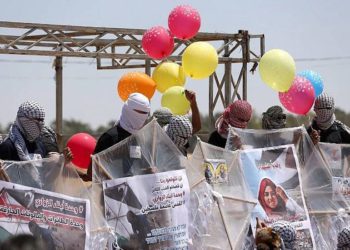 ¿Por qué los terroristas de Gaza reanudaron los ataques con globos incendiarios contra Israel?