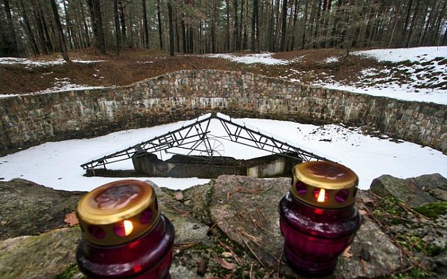Un monumento a los 70,000 Judios de Vilna y sus alrededores asesinados por los nazis y sus cómplices durante la Segunda Guerra Mundial, Vilnius, Lituania, 16 de febrero de 2016. (AFP / Petras Malukas)
