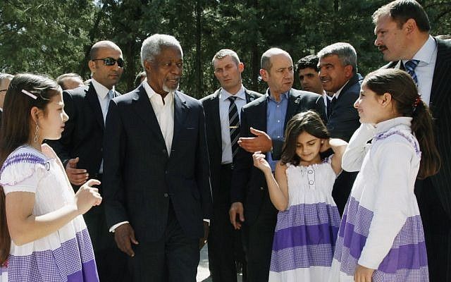 Kofi Annan se reúne con los refugiados sirios en Turquía el martes (crédito de la foto: Umit Bektas / AP)
