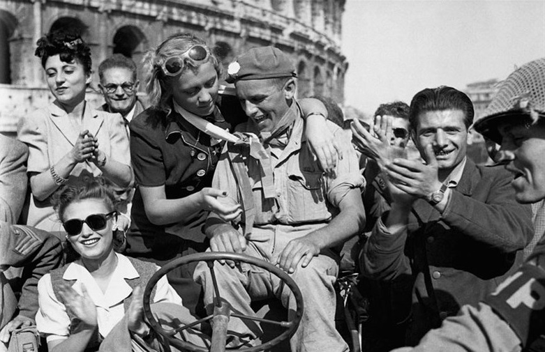 Los italianos se regocijan en Roma después de la Liberación en 1945 (dominio público)