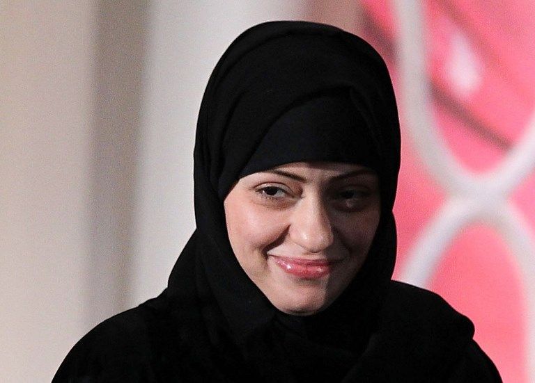 El 8 de marzo de 2012, el Secretario de Estado de los Estados Unidos y la Primera Dama otorgaron un Premio Internacional de Mujeres de Coraje al activista político Samar Badawi de Arabia Saudita durante una ceremonia en el Departamento de Estado en Washington, DC, el 8 de marzo de 2012. (AFP PHOTO / GETTY IMAGES NORTEAMÉRICA / ALEX WONG / Archivo)