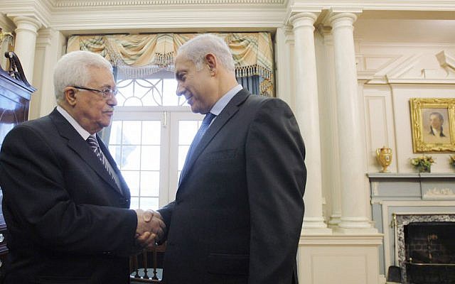 El presidente de la Autoridad Palestina, Mahmoud Abbas, izquierda, estrecha la mano del primer ministro Benjamin Netanyahu antes de sostener conversaciones directas de paz en el Departamento de Estado en Washington, DC, el 2 de septiembre de 2010. (Jason Reed-Pool / Getty Images vía JTA)