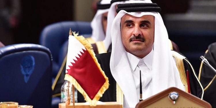 El emir jeque de Qatar, Tamim bin Hamad al-Thani, asiste a la cumbre del Consejo de Cooperación del Golfo (CCG) en el palacio Bayan en la ciudad de Kuwait el 5 de diciembre de 2017. (GIUSEPPE CACACE / AFP / Getty Images)