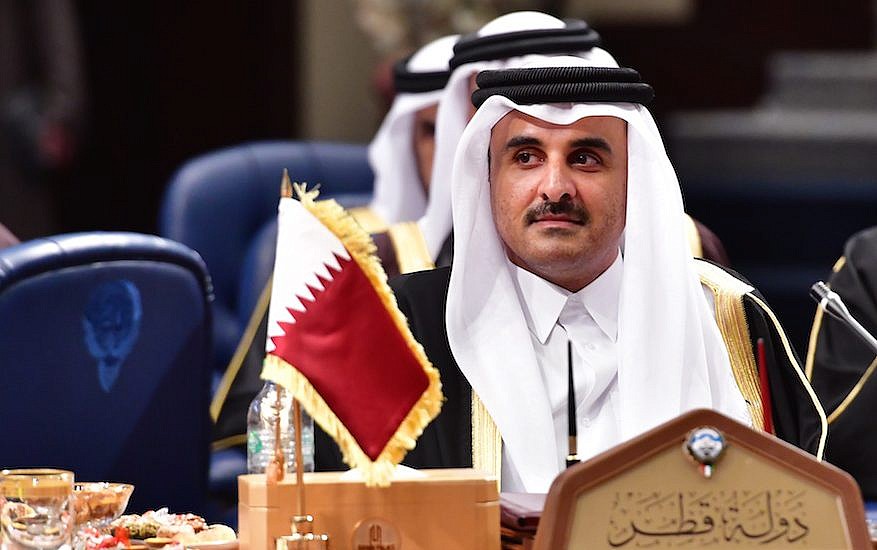 El emir jeque de Qatar, Tamim bin Hamad al-Thani, asiste a la cumbre del Consejo de Cooperación del Golfo (CCG) en el palacio Bayan en la ciudad de Kuwait el 5 de diciembre de 2017. (GIUSEPPE CACACE / AFP / Getty Images)