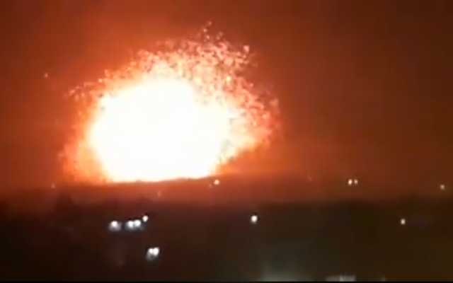 Se ve una explosión proveniente de una base militar, supuestamente utilizada por milicias respaldadas por Irán, en las afueras de la ciudad de Hama, en el norte de Siria, el 29 de abril de 2018. (Captura de pantalla; Facebook)