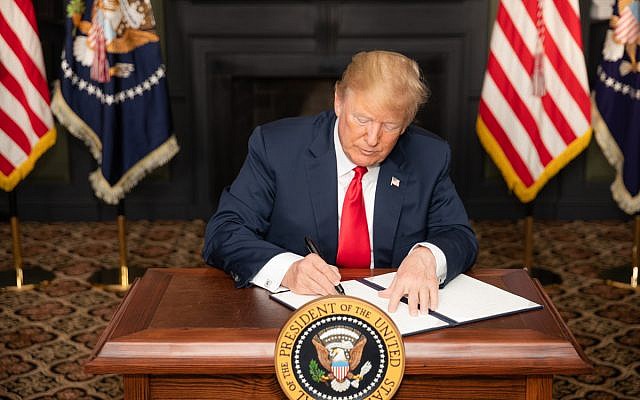 El presidente Donald J. Trump firma un EO sobre sanciones de Irán en la Sala Verde del Trump National Golf Club, el 5 de agosto de 2018, en Bedminster Township, Nueva Jersey. (Foto oficial de la Casa Blanca por Shealah Craighead)