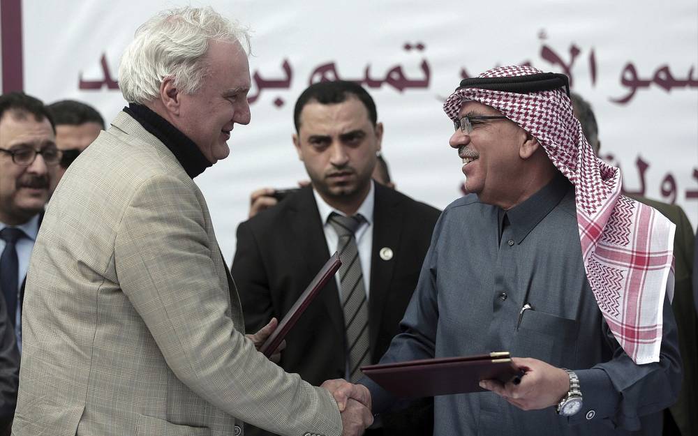 Matthias Schmale, director de UNRWA en Gaza, estrecha la mano del enviado de Qatar, Mohammed Al-Emadi, durante una conferencia de prensa en el hospital Shifa en la ciudad de Gaza, Gaza, el 19 de febrero de 2018. (AP Photo / Khalil Hamra)