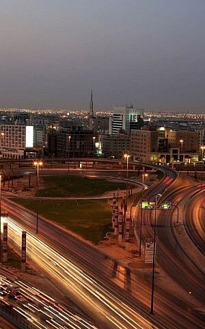 Vista de la ciudad de Arabia Saudita con la Torre del Reino, el fondo y la 'Torre de Al Faislia' en Riyadh, Arabia Saudita, 9 de febrero de 2011. (Foto AP / Hassan Ammar / Archivo)