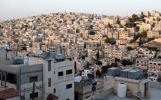 Esta imagen muestra una vista general del este de Ammán y el barrio de Nazzal el 8 de junio de 2018. (AFP Photo / Ahmad Gharabli)