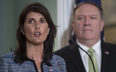 El Secretario de Estado de los EE. UU., Mike Pompeo, observa a la Embajadora de los Estados Unidos ante las Naciones Unidas, Nikki Haley, en el Departamento de Estado de los Estados Unidos en Washington DC el 19 de junio de 2018. (AFP Photo / Andrew Caballero-Reynolds)