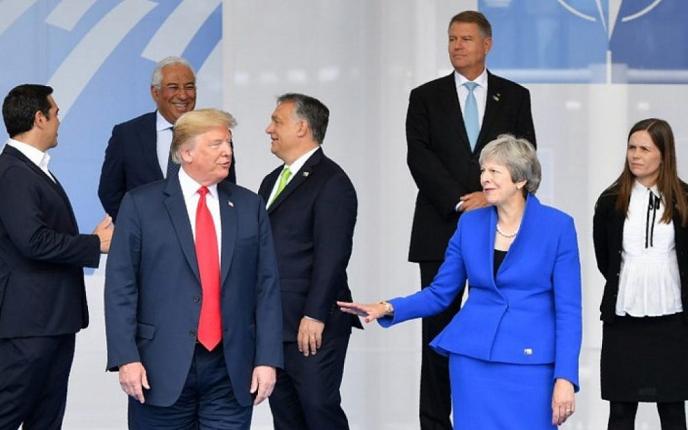 Ilustrativo: El presidente estadounidense Donald Trump (C) gesticula mientras posa junto a la primera ministra británica Theresa May (2R) y el primer ministro de Islandia Katrín Jakobsdóttir (R) durante la ceremonia de apertura de la cumbre de la OTAN (OTAN). en Bruselas, el 11 de julio de 2018. (AFP PHOTO / EMMANUEL DUNAND)