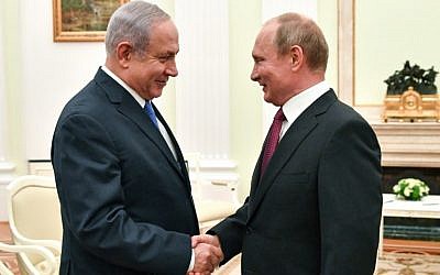 El presidente ruso, Vladimir Putin (R), estrecha la mano del primer ministro israelí, Benjamin Netanyahu, durante su reunión en el Kremlin en Moscú el 11 de julio de 2018. (AFP / Pool / Yuri Kadobnov)