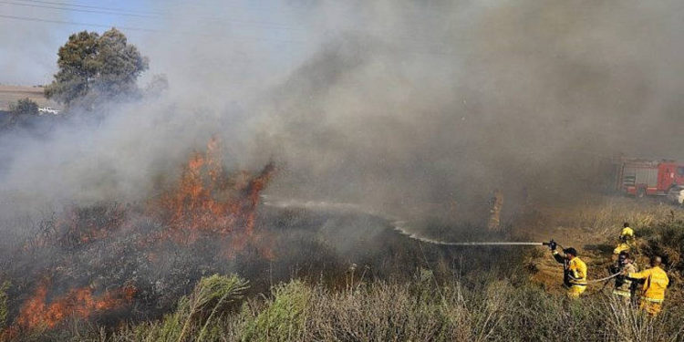 Aviones militares disparan contra célula de Hamas que lanzaba globos incendiarios a Israel