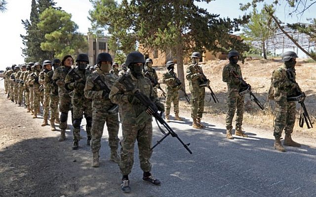 Los combatientes rebeldes sirios se preparan para una próxima ofensiva de las fuerzas gubernamentales, en el campo de la provincia septentrional de Idlib, controlada por los rebeldes, el 3 de septiembre de 2018. (AFP PHOTO / OMAR HAJ KADOUR)