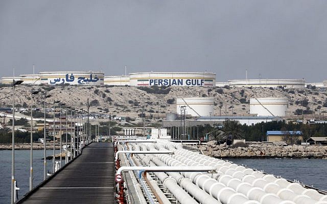 Esta foto del 12 de marzo de 2017 muestra una instalación petrolera iraní en la isla Kharg, en la costa del Golfo. (AFP Photo / Atta Kenare)