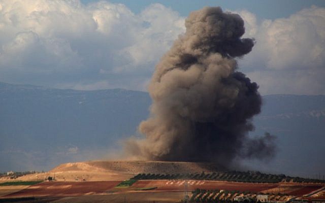 El humo se eleva cerca de la aldea siria de Kafr Ain en el campo meridional de la provincia de Idlib después de un ataque aéreo el 7 de septiembre de 2018. (AFP Photo / Anas Al-Dyab)