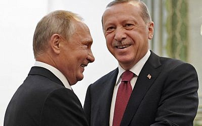 El presidente de Rusia, Vladimir Putin (izq.), Estrecha la mano de su homólogo turco, Recep Tayyip Erdogan, durante su reunión en Teherán el 7 de septiembre de 2018. (AFP / Pool / Kirill Kudryavtsev)