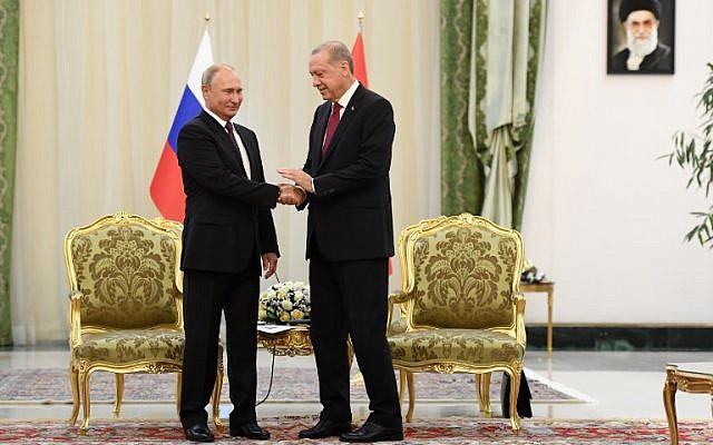 El presidente ruso, Vladimir Putin (izq.), Estrecha la mano de su homólogo turco, Recep Tayyip Erdogan, durante su reunión en Teherán el 7 de septiembre de 2018. (AFP Photo / Pool / Kirill Kudryavtsev)