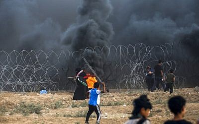 Un joven palestino utiliza un tirachinas para arrojar piedras a las FDI en la Franja de Gaza el 7 de septiembre de 2018. (AFP / Said Khatib)